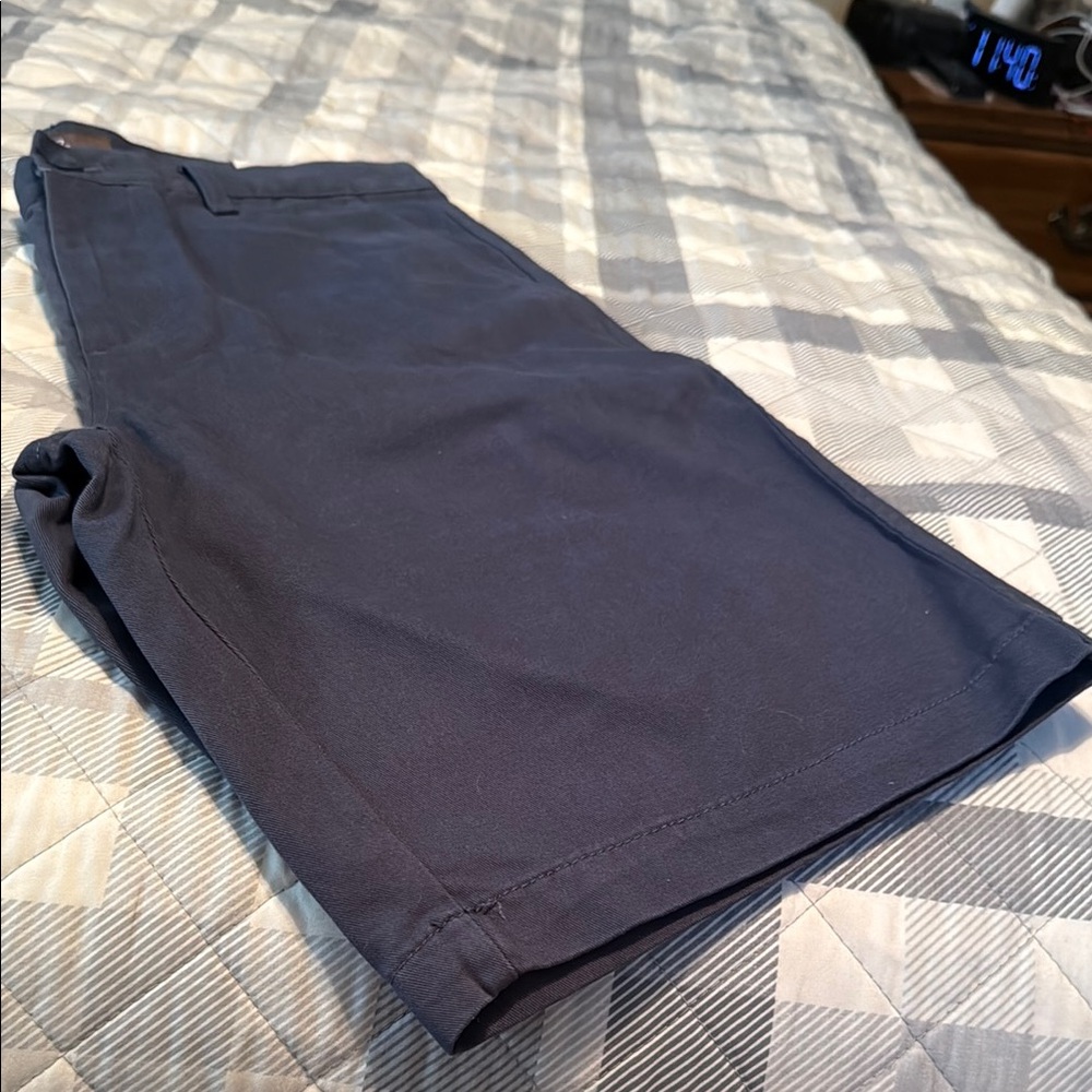 Men’s Eddie Bauer classic short. Size 33. New with tags.